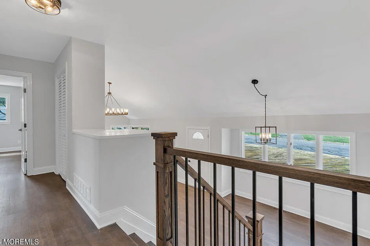 Finished staircase with custom railing system